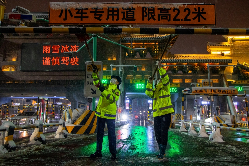 長(zhǎng)沙收費(fèi)站工作人員清除收費(fèi)廣場(chǎng)上的積雪  （周全攝）